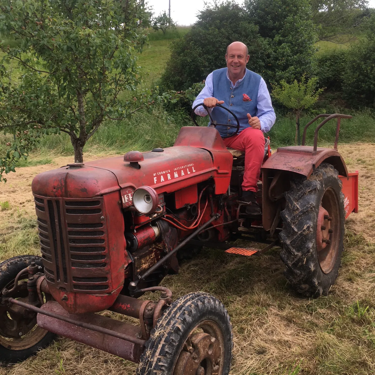 Voitures d'Antan Tracteur Agricole Ancien Mac Cormick 10