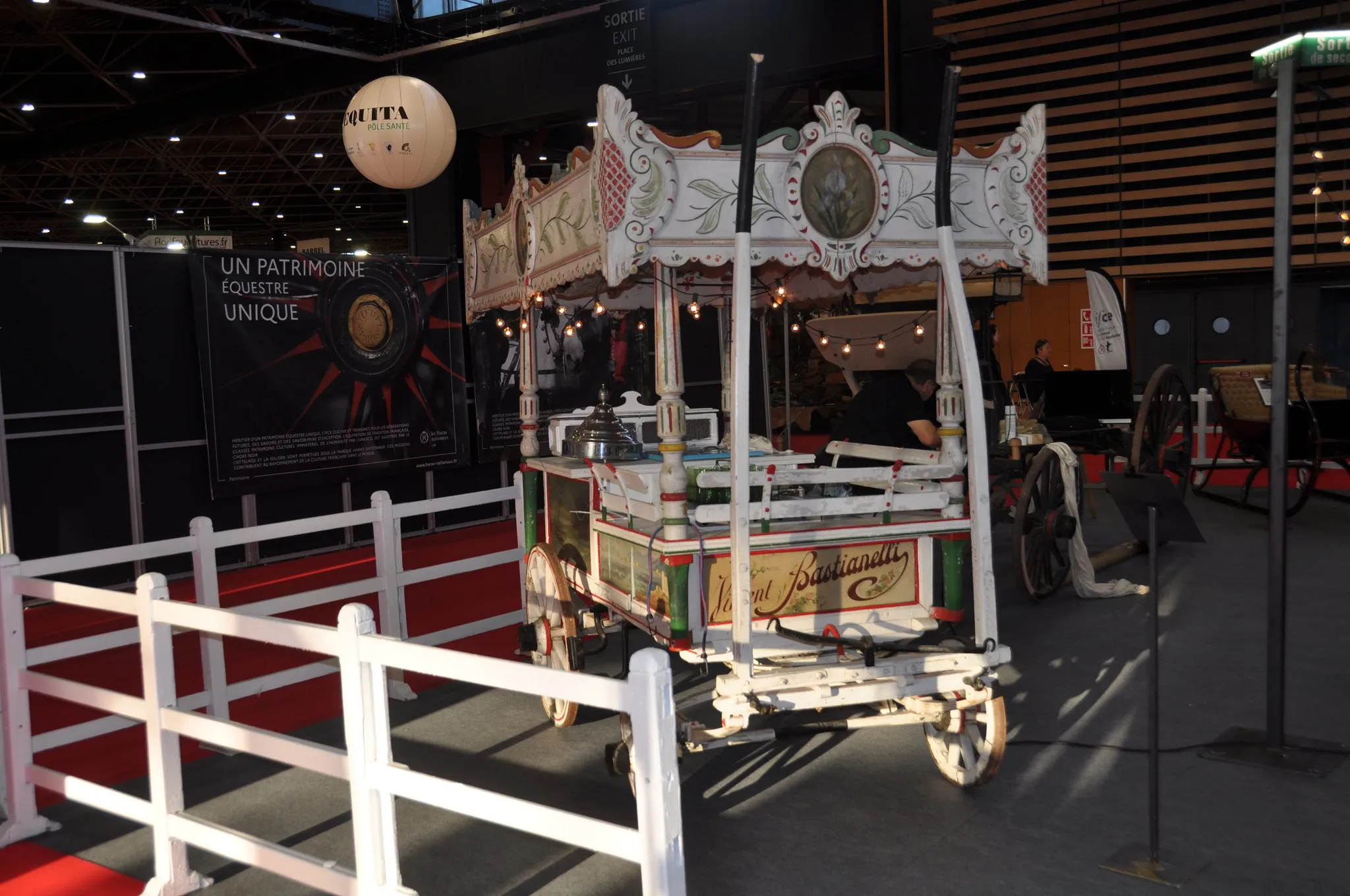 Voitures d'Antan - Exposition Equita Lyon - Salon du Cheval - Voiture Stand Commerce